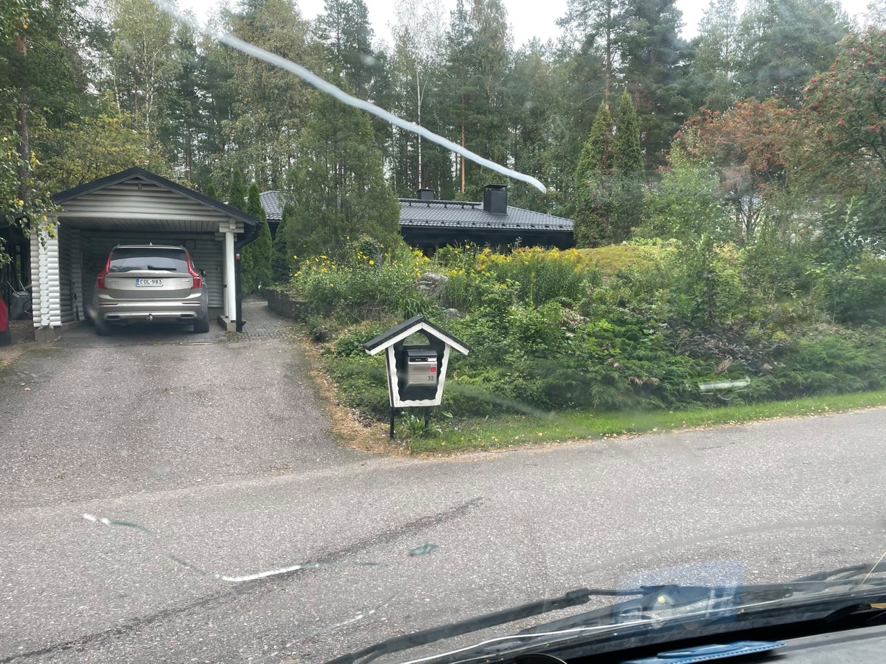 Pihapiiri ja talon julkisivu palvelualueen kuvituksena